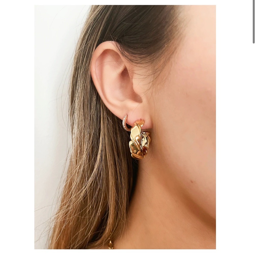 C&C LUXURY - Twisted Everyday Small Hoop Earrings